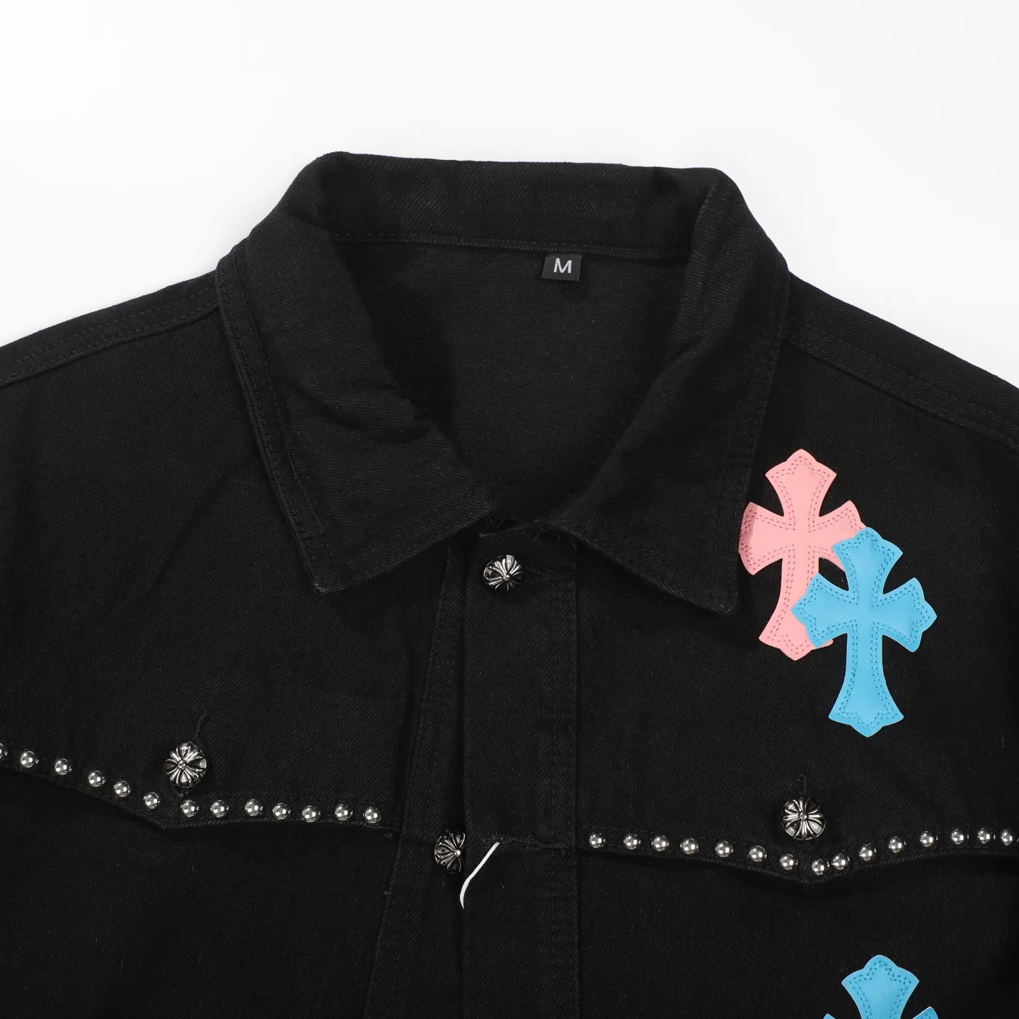 P280 Chrome Hearts Chrome Hearts heavy-duty denim jacket with rivets and multiple farts. The same model as the Internet celebrity star. The cross-printed denim jacket has a unique cross design element and is full of design. It is made of 100% denim cotton fabric with heavy coarse yarn count, which ensures a stiff and tough silhouette while being soft, comfortable and breathable. The lapel is designed with silver buttons and is full of texture. The classic white cross logo is all over the dress, making it a perfect versatile style for spring and summer! The original loose version is made of high-quality pure cotton fabrics. The fabric pattern is high-definition and delicate without burrs. It is comfortable and breathable to wear. All the buttons are molded and customized. It is casual and fashionable and can be matched with any bottoms. It can be windproof and sunproof in spring and summer. It can be worn outside in autumn and winter! Easily concave shape makes you look slimmer and taller, perfect for both men and women! Color: Black Size: S M L XL